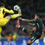 Lorenzo Torriani (AC Milan) au duel avec Darwin Nunez (Liverpool FC) en Ligue des Champions