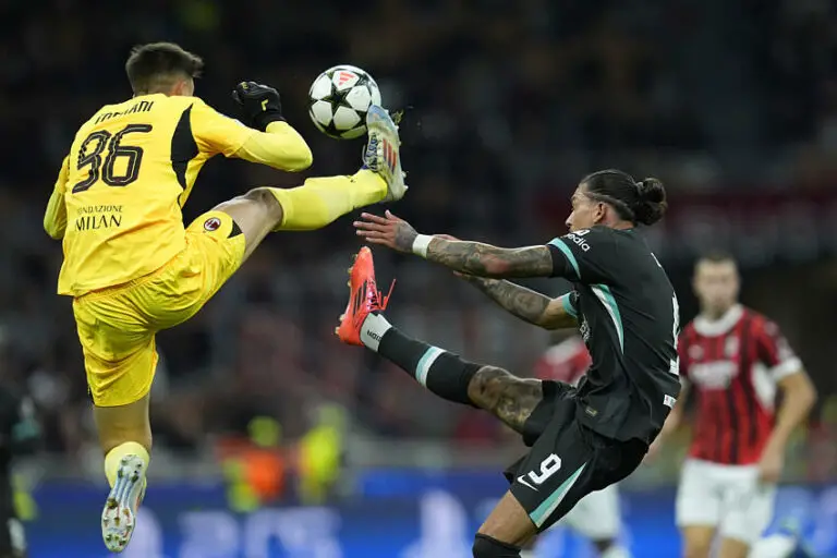 Lorenzo Torriani (AC Milan) au duel avec Darwin Nunez (Liverpool FC) en Ligue des Champions