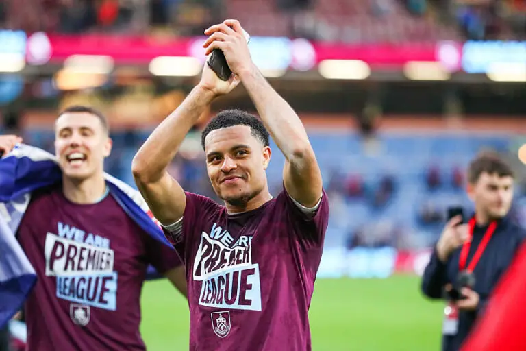 Conrad Jaden Egan-Riley avec Burnley