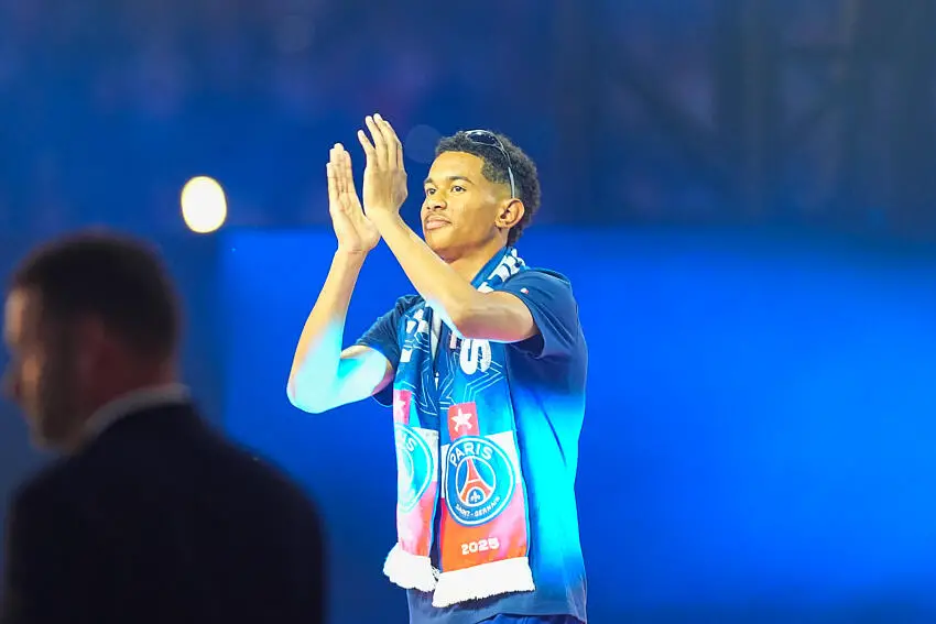 Le PSG freine les arrivées au milieu et mise sur Senny Mayulu thumbnail