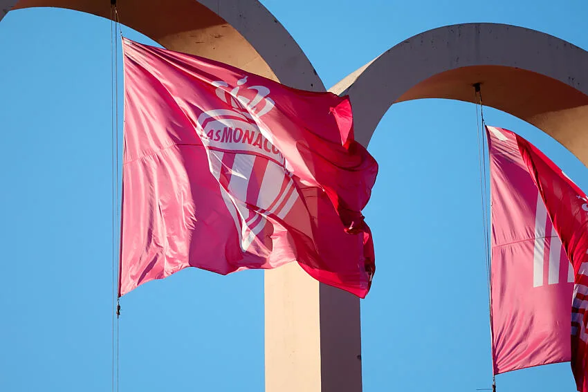 Bloqués à l’aéroport, les joueurs de l’AS Monaco descendent en caleçon sur le tarmac