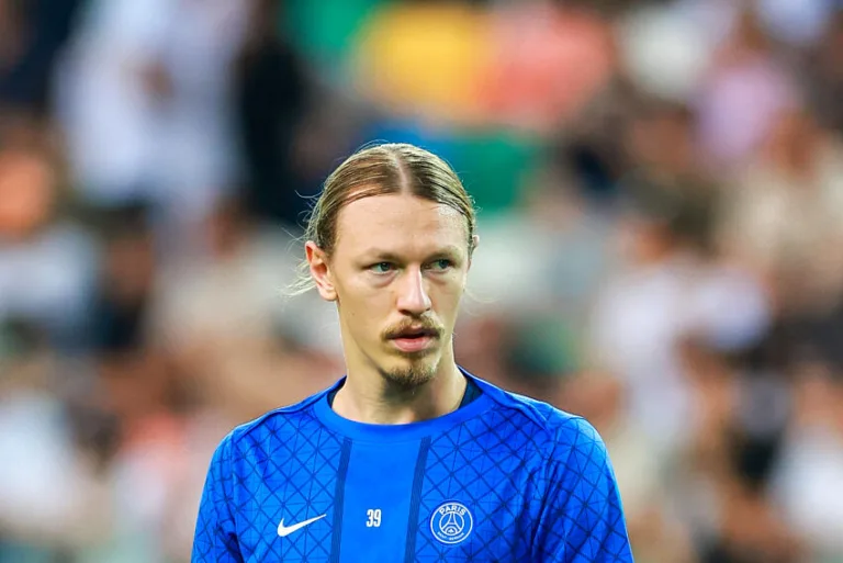 Matveï Safonov avec le PSG