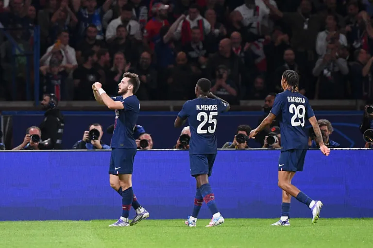 Khvicha Kvaratskhelia avec le PSG contre l'Atalanta Bergame