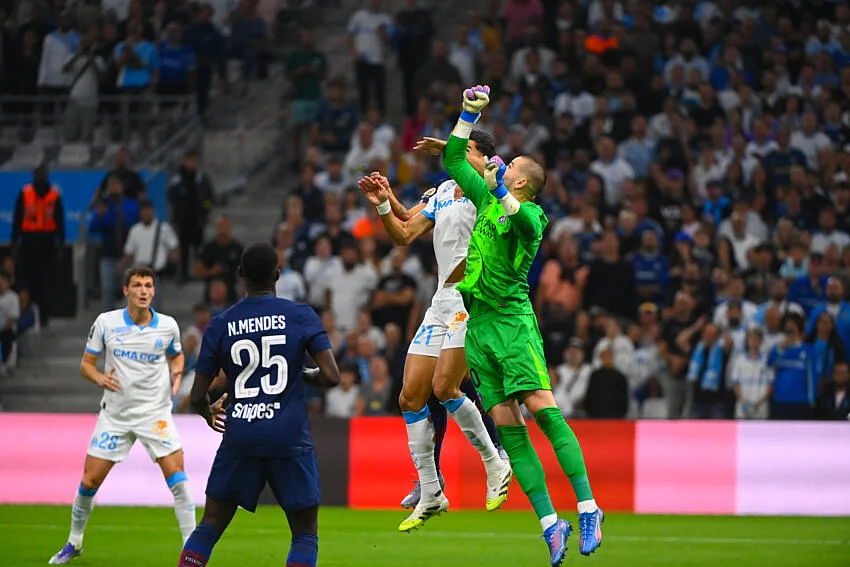 Chevalier au duel avec Aguerd lors d'OM / PSG