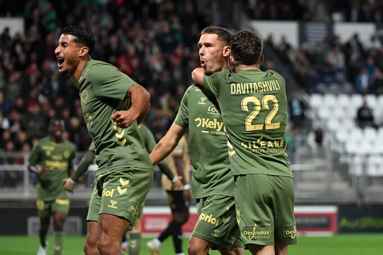 Stassin et les joueurs de l'ASSE contre Amiens