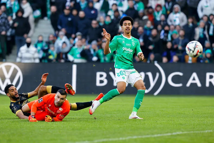 Chelsea veut frapper fort : la pépite stéphanoise Djylian N’Guessan dans le viseur !