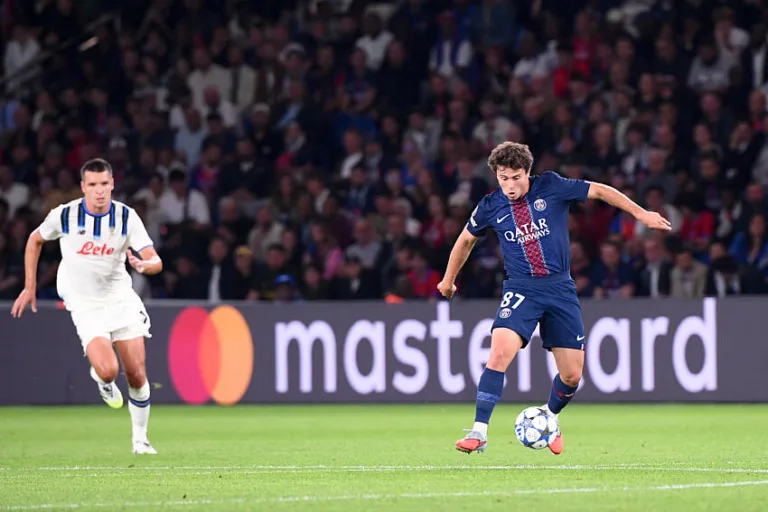 João Neves avec le PSG contre Bergame