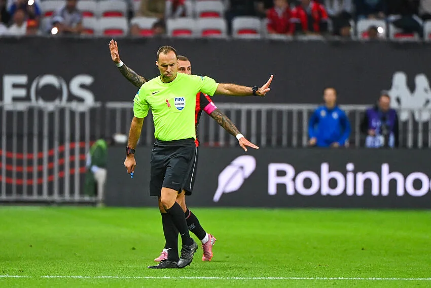 Les supporteurs niçois insultent Daesh, l’arbitre leur demande de se taire !