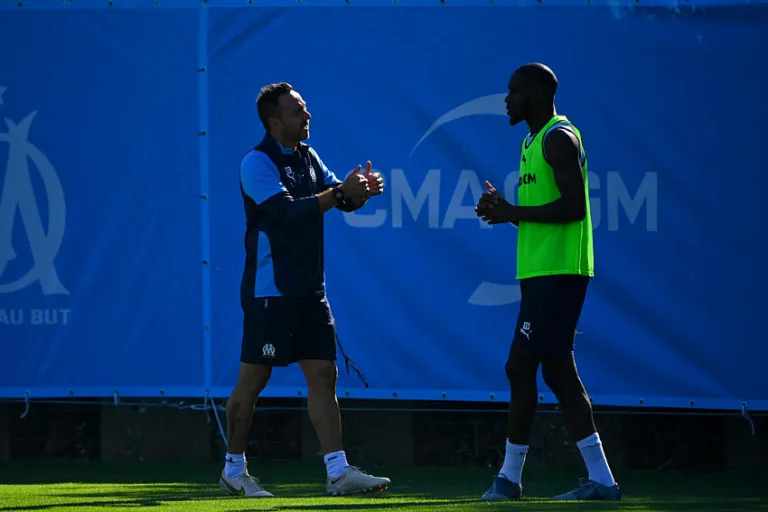 Roberto De Zerbi et Geoffrey KONDOGBIA avec l'OM
