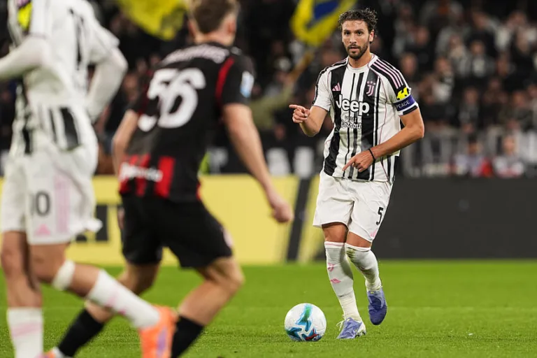 Manuel Locatelli avec la Juve contre l'AC Milan
