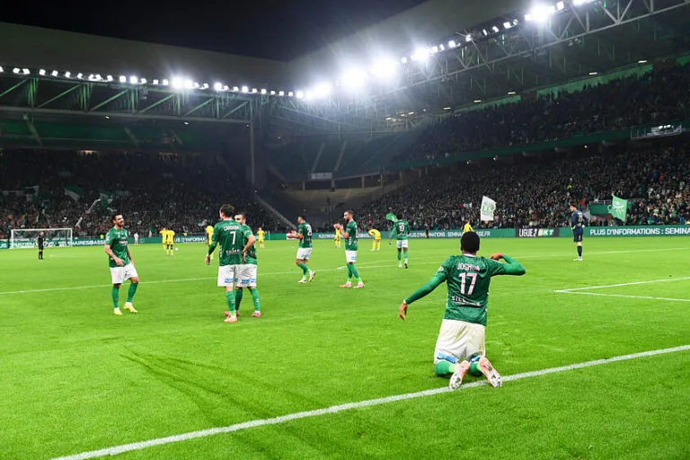 Joshua Dushus (asse) contre Pau