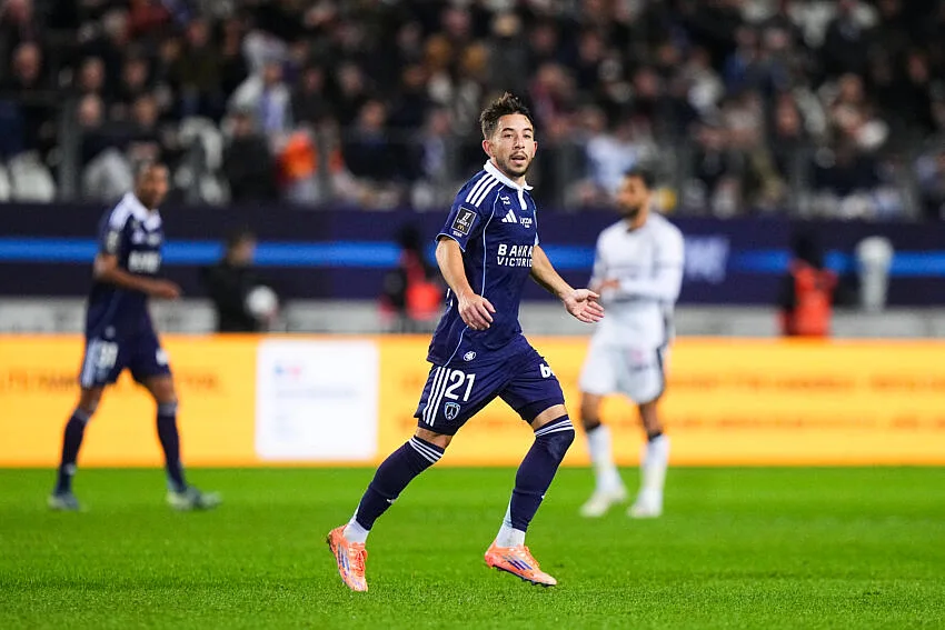 Maxime Lopez avec le Paris FC contre le Stade Rennais