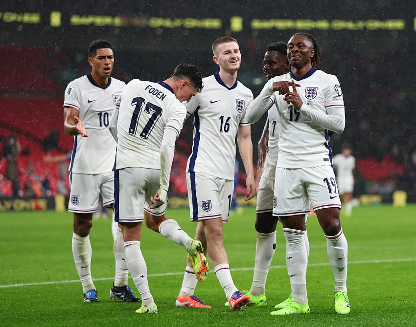 Eberechi Eze avec l'Angleterre contre la Serbie