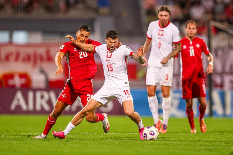 Malte - Pologne, Irvin Cardona au fond de la photo