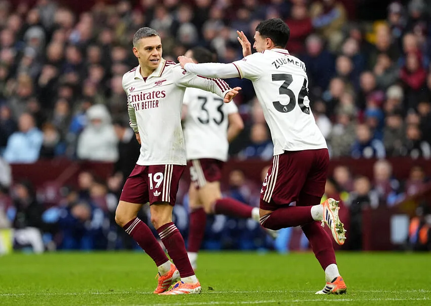 Leandro Trossard avec Arsenal contre Aston Villa