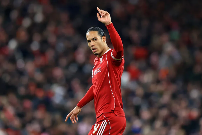 Liverpool va remplacer Van Dijk par...