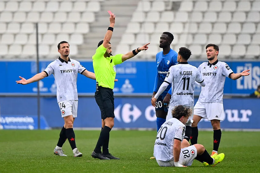 GF38 : trois matchs de suspension pour Samba Lélé Diba, un coup dur qui tombe au pire moment