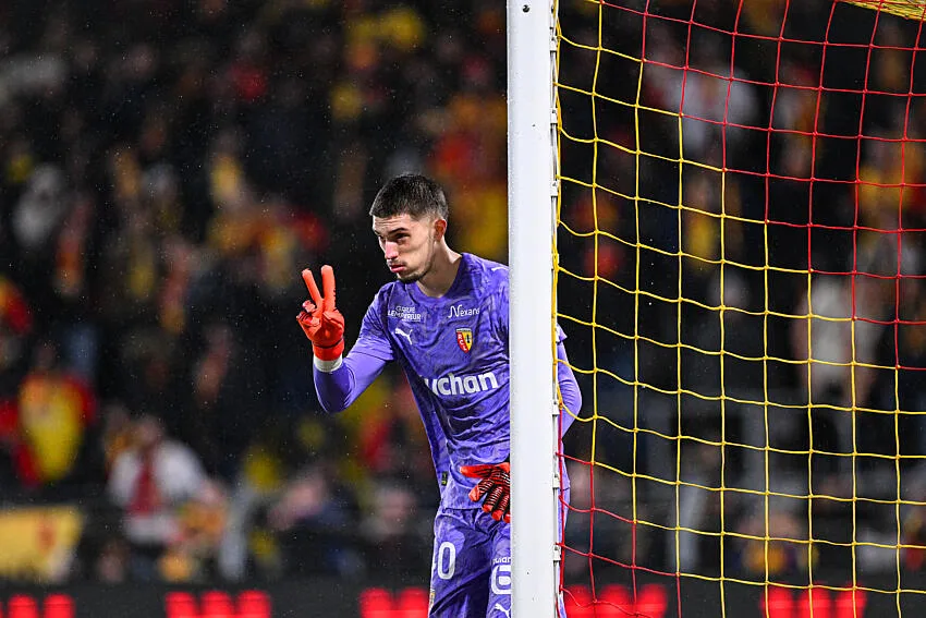 OM : Coup de poker sur Robin Risser, Marseille prêt à dépouiller le RC Lens l’été prochain !