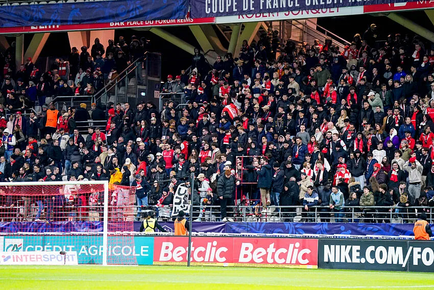 Scène choc à Reims : des supporters cagoulés prêts à en découdre avec les joueurs